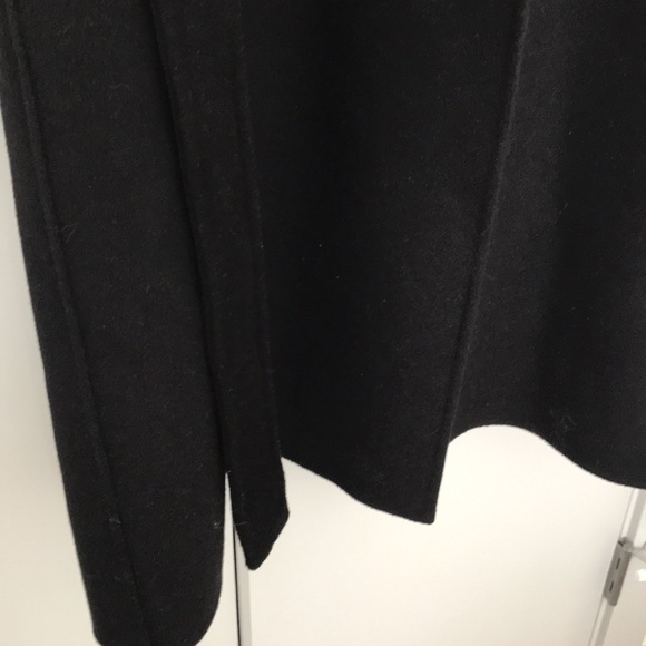 LUXURIOUS, AND ELEGANT COAT ~ Fine wool and fox fur collar. - Picture 5 of 14